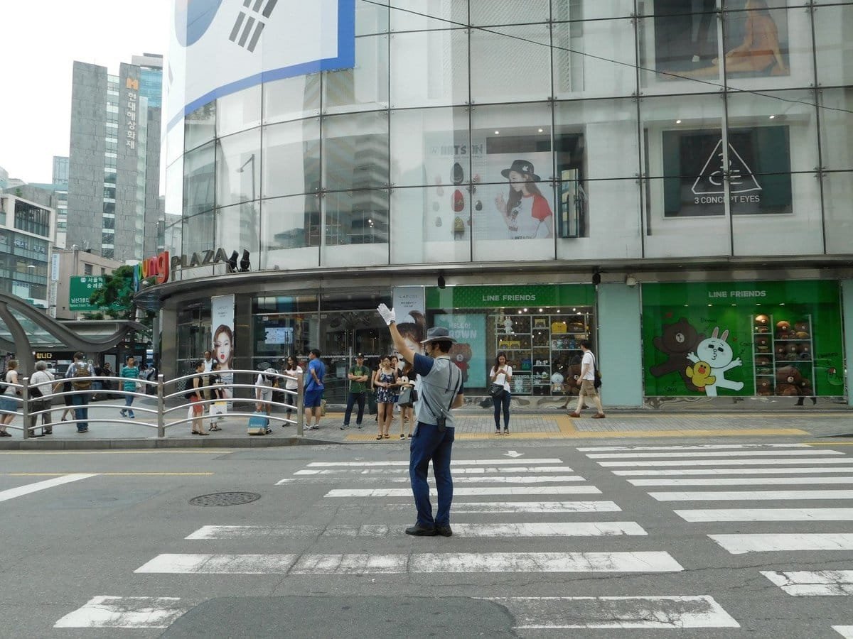 Helping pedestrians at this crossing must be a Japanese influence