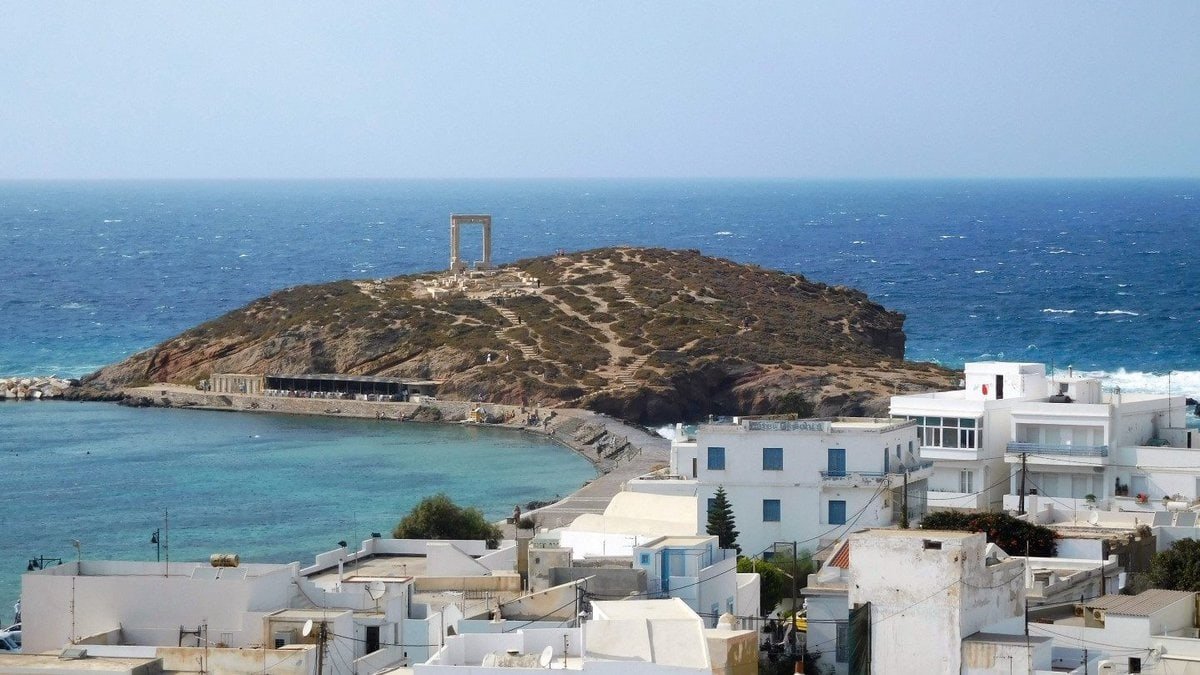 Gateway to Naussa, the entrance to Apollos temple